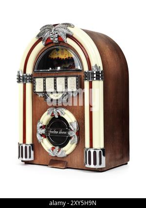 Retrò juke box radio isolata su sfondo bianco Foto Stock