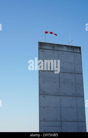 Pala del vento su un pilastro di cemento sul ponte a valle sull'Elba vicino a Hohenwarthe Foto Stock