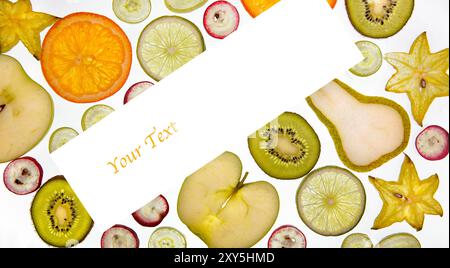 Fette di kiwi, arancia, kiwano, uva e agrumi freschi Foto Stock