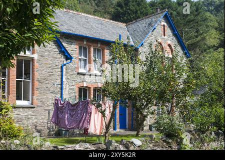 Casa Cornovaglia con alberi da frutto e un'area lavanderia nel giardino frontale Foto Stock