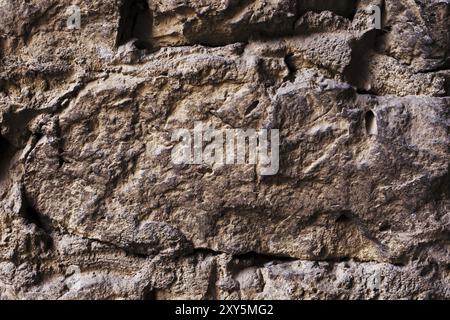Primo piano grandi pietre in muratura medievale sfondo testurizzato di un muro di muratura medievale in pietra. Il muro è sciatto costruito con pietre di montagna. Mediev Foto Stock
