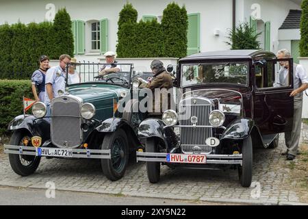 Welfenallee, Berlino, Germania, 16 giugno 2018: Proprietari di auto in costumi storici presso le loro auto Ford e Wanderer alla riunione di Frohnau, EUR Foto Stock