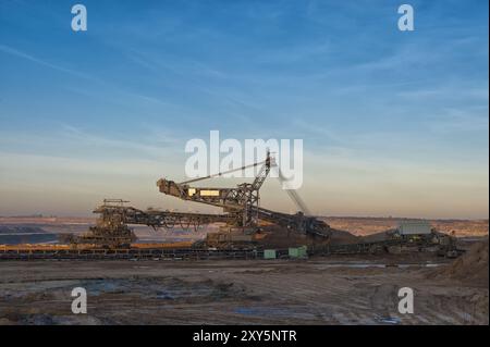 Escavatore gommato-benna-escavatore gommato sul bordo della miniera a cielo aperto di Garzweiler in una mattina d'inverno Foto Stock