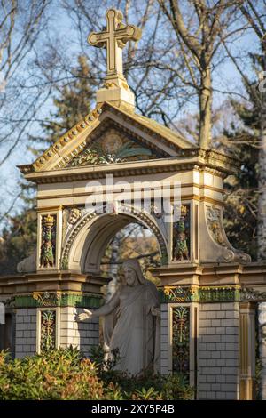 Mausoleo colorato con statua di Gesù Cristo nel cimitero Dorotheenstaedtischer Friedhof di Berlino, Germania, Europa Foto Stock