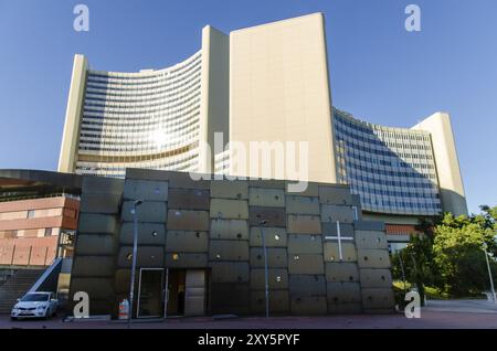 Austria, 01 agosto 2013: Vista sulla chiesa di donau e l'edificio di uno sullo sfondo. Infrastrutture della città del Danubio, Europa Foto Stock