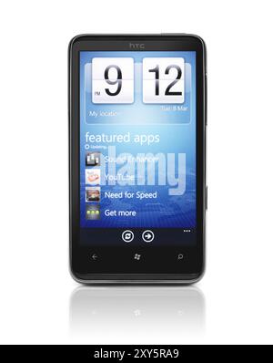 Telefono Windows 7. Smartphone HTC HD7 con app store sul display isolato con percorso di ritaglio su sfondo bianco. Foto di alta qualità Foto Stock