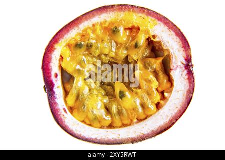 Foto macro di metà tagliata di frutto della passione isolata su sfondo bianco Foto Stock