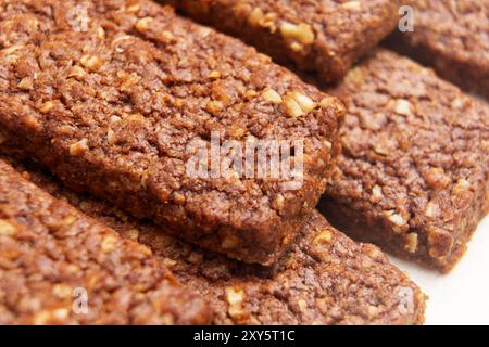 Barrette di cioccolato con proteine nutrienti da ingredienti sani per uno spuntino sano in movimento. Scatto macro. Foto Stock