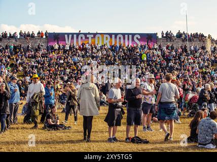 Folle di persone al Castle Stage Field al Victorious Festival, Portsmouth, Hampshire UK, il 24 agosto 2024. Foto Stock