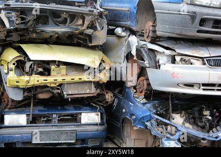 Vecchie auto in un deposito di rottami Foto Stock