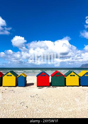 Le iconiche capanne della spiaggia di Muizenberg, dove le persone possono cambiare costume da bagno, situate a Muizenberg Beach, città del Capo, Sud Africa Foto Stock