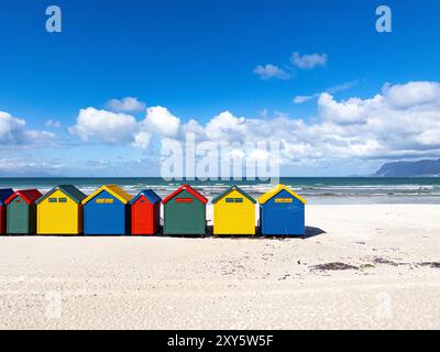 Le iconiche capanne della spiaggia di Muizenberg, dove le persone possono cambiare costume da bagno, situate a Muizenberg Beach, città del Capo, Sud Africa Foto Stock