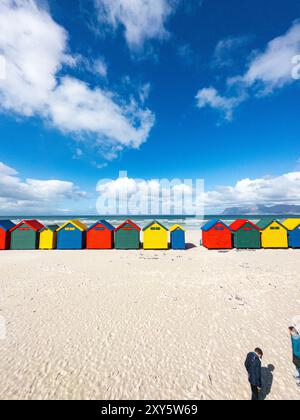 Le iconiche capanne della spiaggia di Muizenberg, dove le persone possono cambiare costume da bagno, situate a Muizenberg Beach, città del Capo, Sud Africa Foto Stock