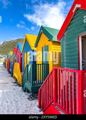 Le iconiche capanne della spiaggia di Muizenberg, dove le persone possono cambiare costume da bagno, situate a Muizenberg Beach, città del Capo, Sud Africa Foto Stock