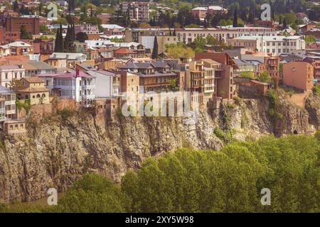 Tbilisi, Georgia vista panoramica aerea con vecchie case tradizionali su Mtkvari o fiume Kura Foto Stock