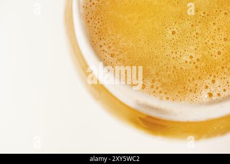 Vetro a freddo golden birra isolato su uno sfondo bianco nell'angolo dalla vista dall'alto Foto Stock