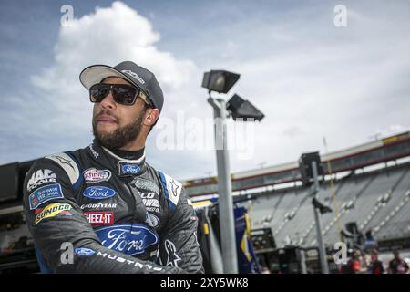 Bristol, TN, 17 aprile 2015: Darrell Wallace Jr (6) guarda il suo equipaggio lavorare prima di una sessione di allenamento per il Drive to Stop Diabetes 300 al Bristol Motor Foto Stock