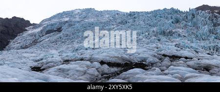 Panorama del ghiacciaio Skaftafell, parte del Parco Nazionale Vatnajokull, Islanda. Ghiacciaio blu con crepacci e crepacci. Foto Stock