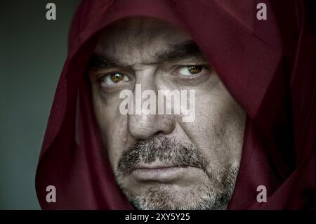 Ritratto di un uomo con cappuccio Foto Stock