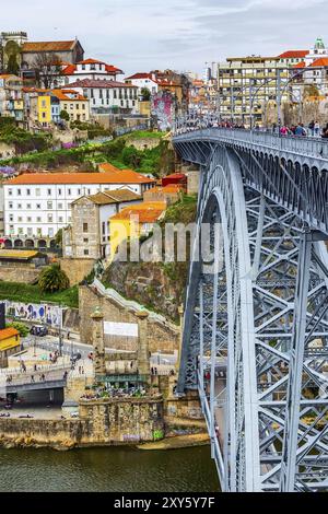 Porto, Portogallo, 1° aprile 2018: Vista della città vecchia di Ribeira e ponte Luis i da vicino, Europa Foto Stock