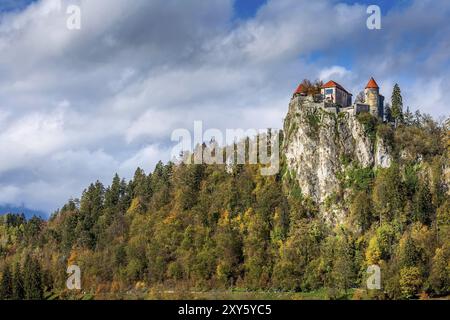 Il castello di Bled, Slovenia sulla cima di roccia nei pressi del lago e colorato di alberi di autunno Foto Stock