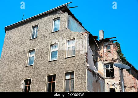 Vecchia casa parzialmente crollata nel centro della città di Magdeburgo Foto Stock