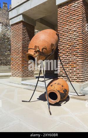 Antico simbolo della regione vinicola georgiana, sfondo con vecchie grandi brocche di qvevri Foto Stock