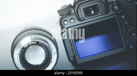 Vista posteriore di una reflex professionale fotocamera con flip lsd schermo e un obiettivo fotografico Foto Stock