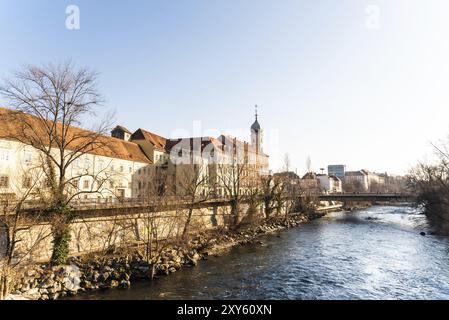 Città del fiume Graz Mur, sponda del fiume, centro città, regione della Stiria in Austria. Punto di viaggio Foto Stock