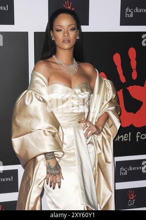 Rihanna al 2° ballo annuale di diamanti tenutosi al Barker Hanger di Santa Monica, USA il 10 dicembre 2015 Foto Stock