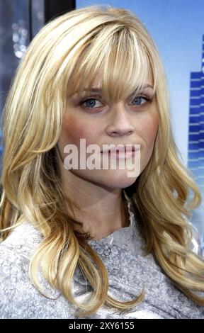 Reese Witherspoon alla prima di Los Angeles di 'Mostri contro alieni' tenutasi al Gibson Amphitheatre di Universal City il 22 marzo 2009. Credito: LU Foto Stock