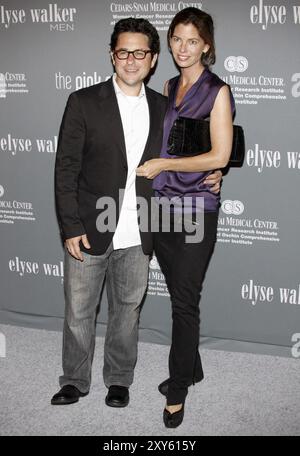 J.J. Abrams e Katie McGrath al 4th° annuale Pink Party tenutosi all'Hangar 8 di Santa Monica il 13 settembre 2008. Credito: Lumeimages.com Foto Stock