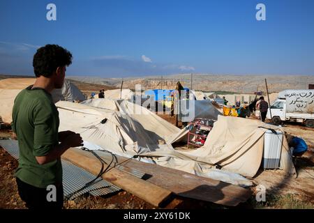 Idlib, Siria. 19 giugno 2020. Le piogge torrenziali e le inondazioni hanno causato tre vittime, così come molti disagi nei campi dello sceicco Bahr per gli sfollati siriani interni nella provincia di Idlib, dove molte delle tende sono state gravemente danneggiate. Tre bambini annegarono quando piogge torrenziali senza precedenti colpirono alcuni territori vicino alla città di Armanaz, a ovest di Idlib, danneggiando anche i terreni agricoli e uccidendo pecore. La squadra di difesa civile sta ancora lavorando per cercare le persone scomparse. Il pesante diluvio ha ulteriormente deteriorato la già terribile situazione umanitaria nei campi profughi Foto Stock