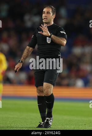 Brighton e Hove, Regno Unito. 27 agosto 2024. L'arbitro Alex Chilowicz durante la partita della Carabao Cup all'AMEX Stadium, Brighton e Hove. Il credito per immagini dovrebbe essere: Paul Terry/Sportimage Credit: Sportimage Ltd/Alamy Live News Foto Stock