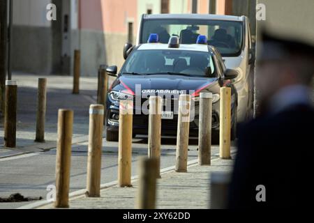 28-08-2024 Terno D'Isola, Bergamo Italia- CronacaTerno D'Isola carabinieri alla ricerca dell'arma del delitto in via Castegnate Omicidio Sharon Verzenio (foto Manzoni Tiziano/LaPresse) 28-08-2024 Terno D'Isola Bergamo Italia- News, Terno D'Isola carabinieri alla ricerca dell'arma del delitto in via Castegnate omicidio di Sharon Verzenio (foto Presse) Foto Stock