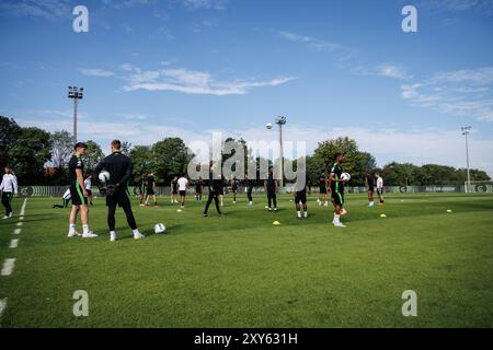 Brugge, Belgio. 28 agosto 2024. I giocatori di Cercle sono stati fotografati in azione durante una sessione di allenamento della squadra belga di calcio Cercle Brugge KSV, mercoledì 28 agosto 2024 a Brugge. La squadra si sta preparando per la partita di domani contro il polacco Wisla Krakow nella fase di ritorno dei play-off per la competizione UEFA Conference League. Cercle ha vinto la gara di andata 1-6. BELGA FOTO KURT DESPLENTER credito: Belga News Agency/Alamy Live News Foto Stock