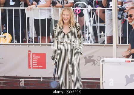 Lido di Venezia, il cast arriva alla photocall per la conferenza stampa del film Beetlejuice Beetlejuice durante la 81a Mostra Internazionale d'Arte cinematografica di Venezia. Nella foto: Catherine o'Hara arriva al Palazzo del Casinò Credit: Independent Photo Agency Srl/Alamy Live News Foto Stock