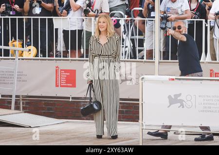 Lido di Venezia, il cast arriva alla photocall per la conferenza stampa del film Beetlejuice Beetlejuice durante la 81a Mostra Internazionale d'Arte cinematografica di Venezia. Nella foto: Catherine o'Hara arriva al Palazzo del Casinò Credit: Independent Photo Agency Srl/Alamy Live News Foto Stock