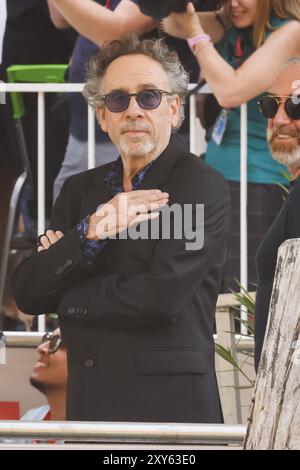 Lido di Venezia, il cast arriva alla photocall per la conferenza stampa del film Beetlejuice Beetlejuice durante la 81a Mostra Internazionale d'Arte cinematografica di Venezia. Nella foto: Tim Burton arriva al Palazzo del Casinò Credit: Independent Photo Agency Srl/Alamy Live News Foto Stock