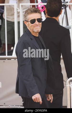 Lido di Venezia, il cast arriva alla photocall per la conferenza stampa del film Beetlejuice Beetlejuice durante la 81a Mostra Internazionale d'Arte cinematografica di Venezia. Nella foto: Willem Dafoe arriva al Palazzo del Casinò Credit: Independent Photo Agency Srl/Alamy Live News Foto Stock