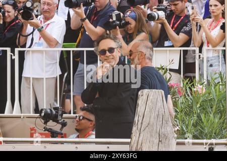 Lido di Venezia, il cast arriva alla photocall per la conferenza stampa del film Beetlejuice Beetlejuice durante la 81a Mostra Internazionale d'Arte cinematografica di Venezia. Nella foto: Tim Burton arriva al Palazzo del Casinò Credit: Independent Photo Agency Srl/Alamy Live News Foto Stock