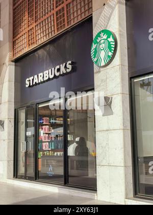 Caffetteria Starbucks situata appena fuori dalla Moschea Nabawi a Medina, Arabia Saudita. Il franchising Starbucks Saudi è di proprietà del gruppo Alshaya con sede in Kuwait Foto Stock