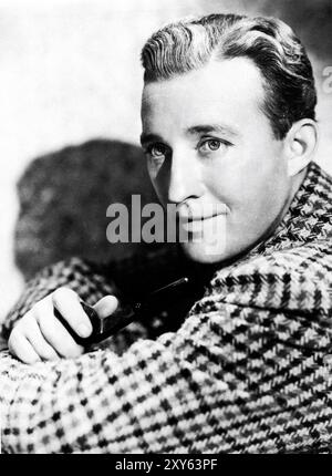 BING CROSBY circa 1939 Portrait Holding Pipe Publicity per la Paramount Pictures Foto Stock