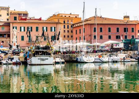 La vecchia Darsena Medicea, vecchio molo di Livorno con barche ormeggiate, Livorno, Italia Foto Stock