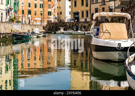 Un canale (cosiddetto 'fossi') con barche ormeggiate nel quartiere Venezia nuova visto da Ponte di marmo, Livorno, Italia Foto Stock