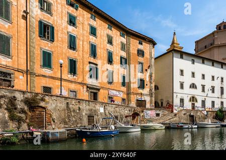 Un canale (cosiddetto 'fossi') con barche ormeggiate nel quartiere Venezia nuova visto da Ponte di marmo, Livorno, Italia Foto Stock