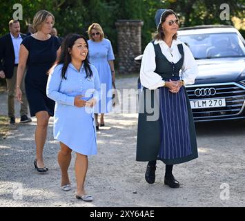 Stoccolma, Svezia. 28 agosto 2024. La regina Silvia di Svezia partecipa ai festeggiamenti per la festa degli anziani al castello di Ekebyhov a Ekerö, Svezia, il 28 agosto 2024. Foto: Fredrik Sandberg/TT code 10080 credito: TT News Agency/Alamy Live News Foto Stock