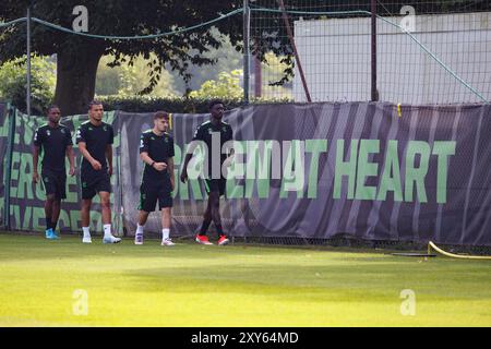 Brugge, Belgio. 28 agosto 2024. I giocatori di Cercle sono stati fotografati durante una sessione di allenamento della squadra belga di calcio Cercle Brugge KSV, mercoledì 28 agosto 2024 a Brugge. La squadra si sta preparando per la partita di domani contro il polacco Wisla Krakow nella fase di ritorno dei play-off per la competizione UEFA Conference League. Cercle ha vinto la gara di andata 1-6. BELGA FOTO KURT DESPLENTER credito: Belga News Agency/Alamy Live News Foto Stock