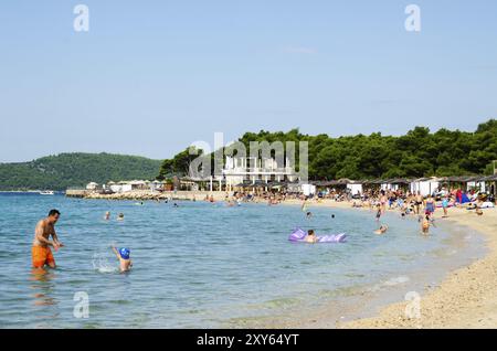 Croazia, 23.07.2014: Panoramica del resort Solaris sulla spiaggia di Sibenik, in Croazia, piena di turisti che godono del sole e del mare, in Europa Foto Stock