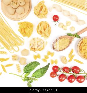 La pasta italiana su uno sfondo bianco. Spaghetti, pappardelle, orzo, farfalle e altri tipi, con pomodori e basilico, quadrato overhead shot Foto Stock